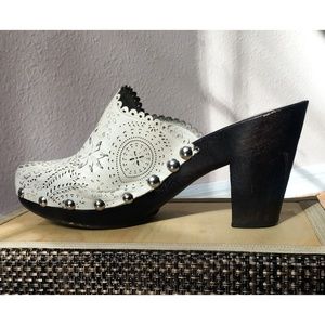 VINTAGE | Vince Camuto Clogs